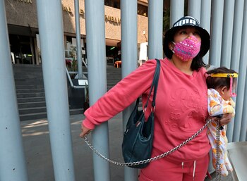 La activista Erika "Kika" Flores, protesta hoy viernes, en las instalaciones de la Subprocuraduría Especializada en Investigación de Delincuencia Organizada (Seido), en la Ciudad de México (México). EFE/ Mario Guzmán