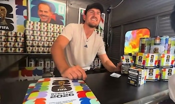 Harry Maguire quedó fuera de la lista de 26 jugadores convocados de Inglaterra y apareció vendiendo figuritas del Mundial en Nueva York