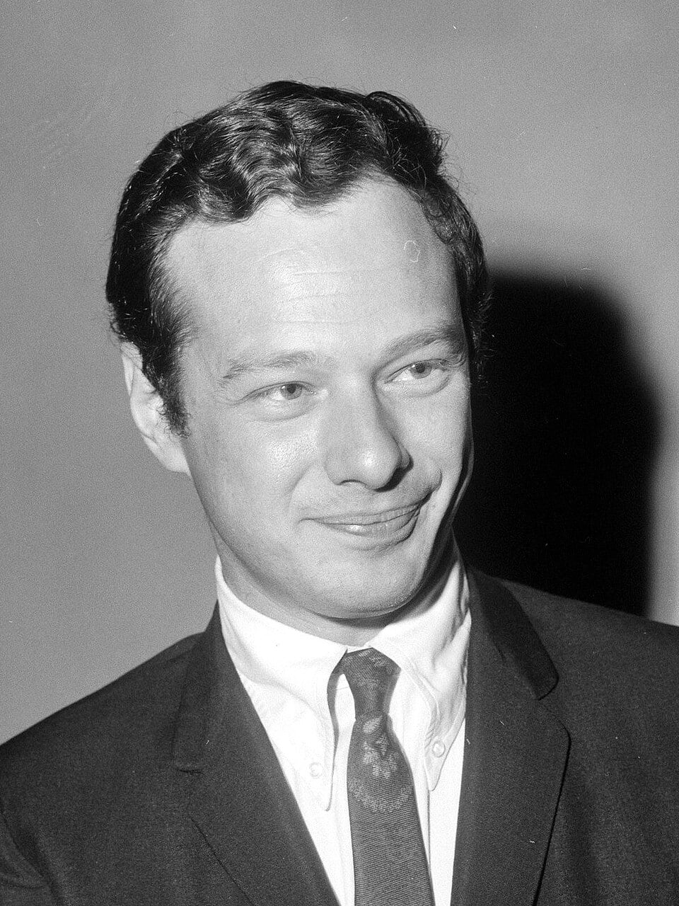 Brian Epstein en 1965 (Wikipedia)