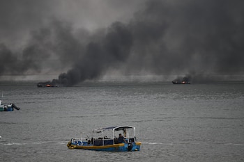 Tres lanchas incendiadas alcanzaron la playa de Tarqui, donde los equipos lograron controlar las llamas (EFE)