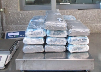 Detienen a mexicano estadounidenses en la frontera con más de 3 millones de pesos en droga