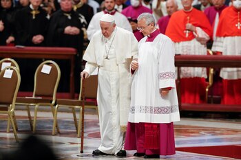 El papa Francisco sale tras