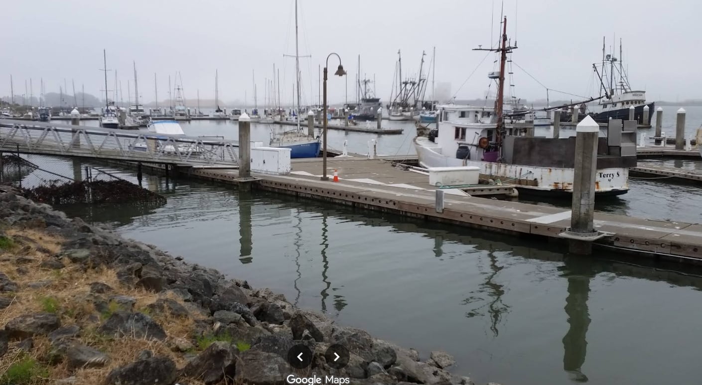 Embarcaciones atraviesan la bahía de Humboldt, donde una ola de unos 5,5 metros destruyó parte del pesquero Silver Spray el 14 de diciembre de 1999. Jonathan Raxa desapareció durante el naufragio (Captura Google Maps)