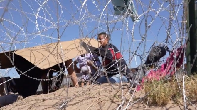 Algunos migrantes utilizan estrategias improvisadas para superar las barreras de la frontera.