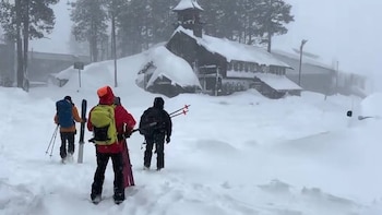 Tres personas avanzan con equipo