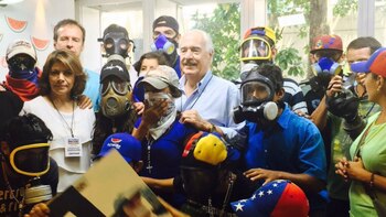 Expresidente Andrés Pastrana con manifestantes