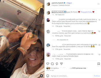 Primer plano de Paolo Hurtado sonriendo junto a Rosa Fuentes en un avión, ambos levantando copas de champán para un brindis