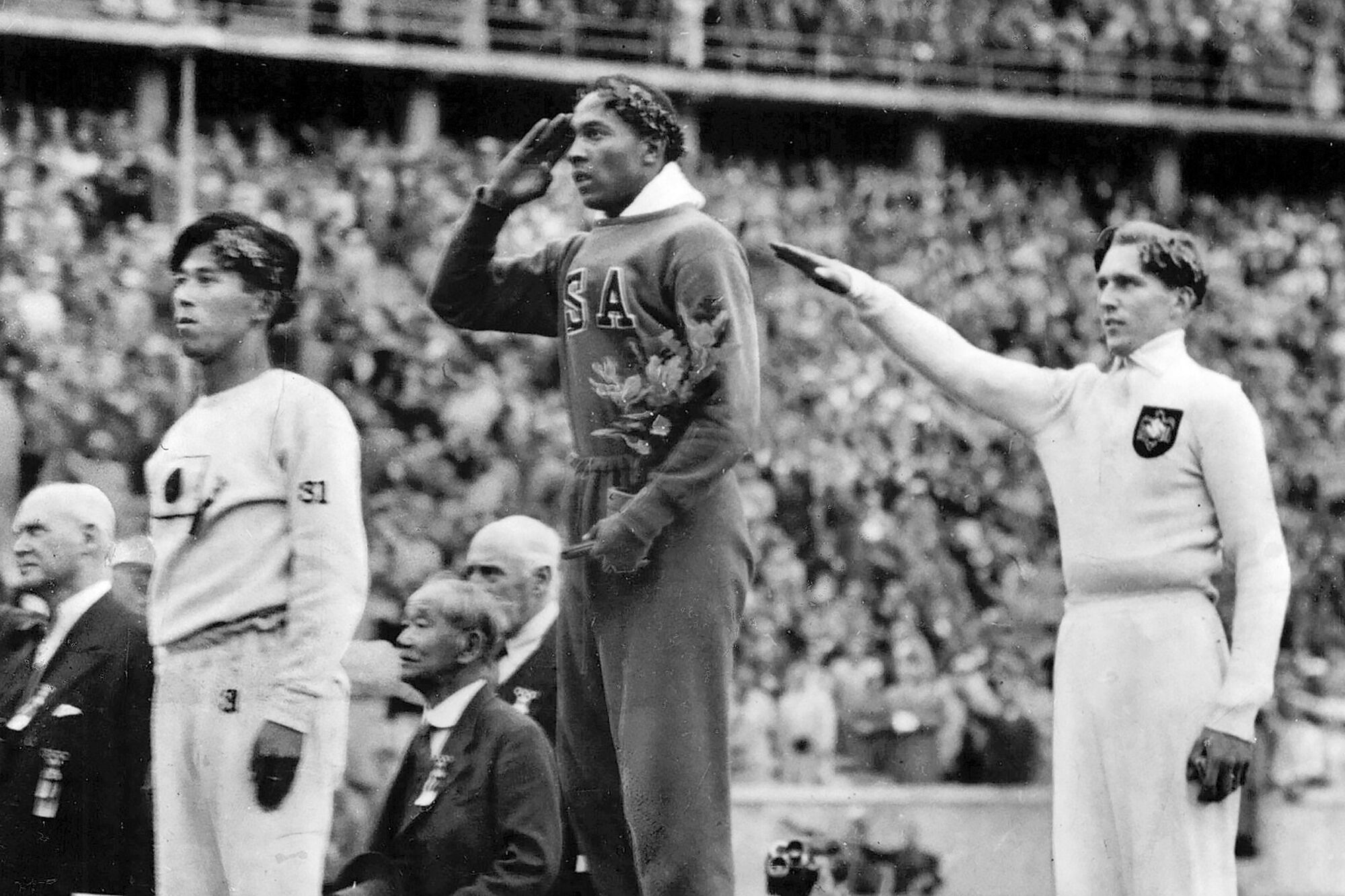 Jesse Owens optó por un saludo militar en Berlín 1936 en vez de portar la bandera de Estados Unidos (AP Foto/Archivo)