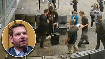 El video del momento en que el FBI interceptó a Eric Swalwell al bajar del avión en San Francisco