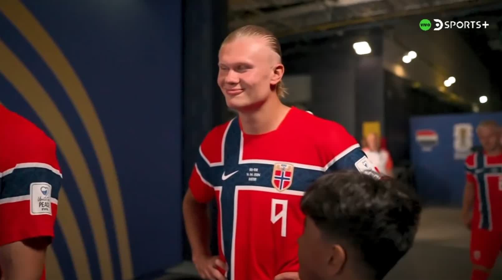 Erling Haaland comparte un momento con niños visiblemente entusiasmados por conocerlo y pedirle su camiseta, mostrando su lado más cercano en un evento relacionado con el Mundial 2026.