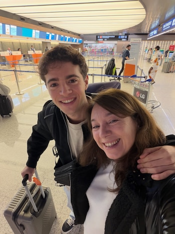 La familia Lapegüe despide a Franc, antes de viajar para estudiar en Harvard