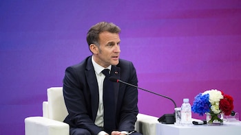 Macron anuncia el regreso a Francia de dos ciudadanos liberados en Irán tras ser condenados por espionaje