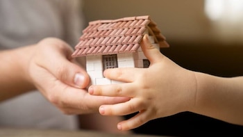 6 de cada 10 peruanos prepara a sus hijos para administrar su herencia, pero ellos apuestan por criptos y ETF