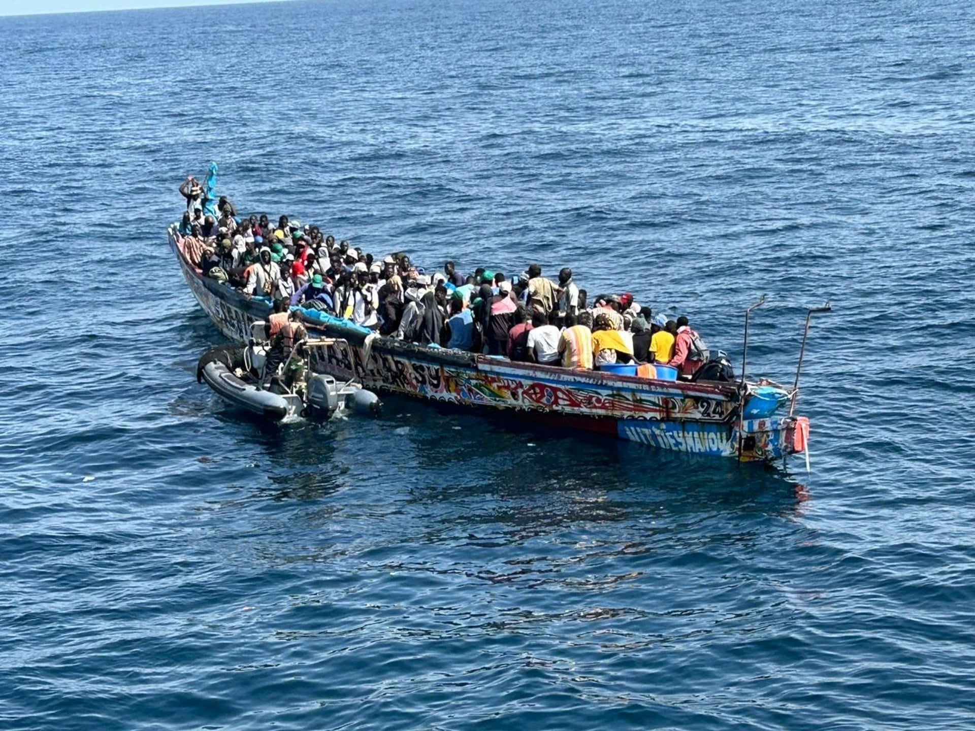 Migrantes en un cayuco con dirección a Canarias. (Europa Press)