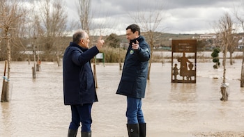 Juanma Moreno gana a Pedro Sánchez en la gestión de las inundaciones de Andalucía: seis de cada diez consideran que la Junta actuó de forma adecuada