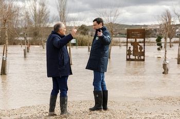 El presidente de la Junta de Andalucía, Juanma Moreno, visita Huétor Tájar (Granada) tras las inundaciones sufridas por el desbordamiento del Río Genil, a 6 de febrero de 2026. (Alex Cámara/Europa Pres)