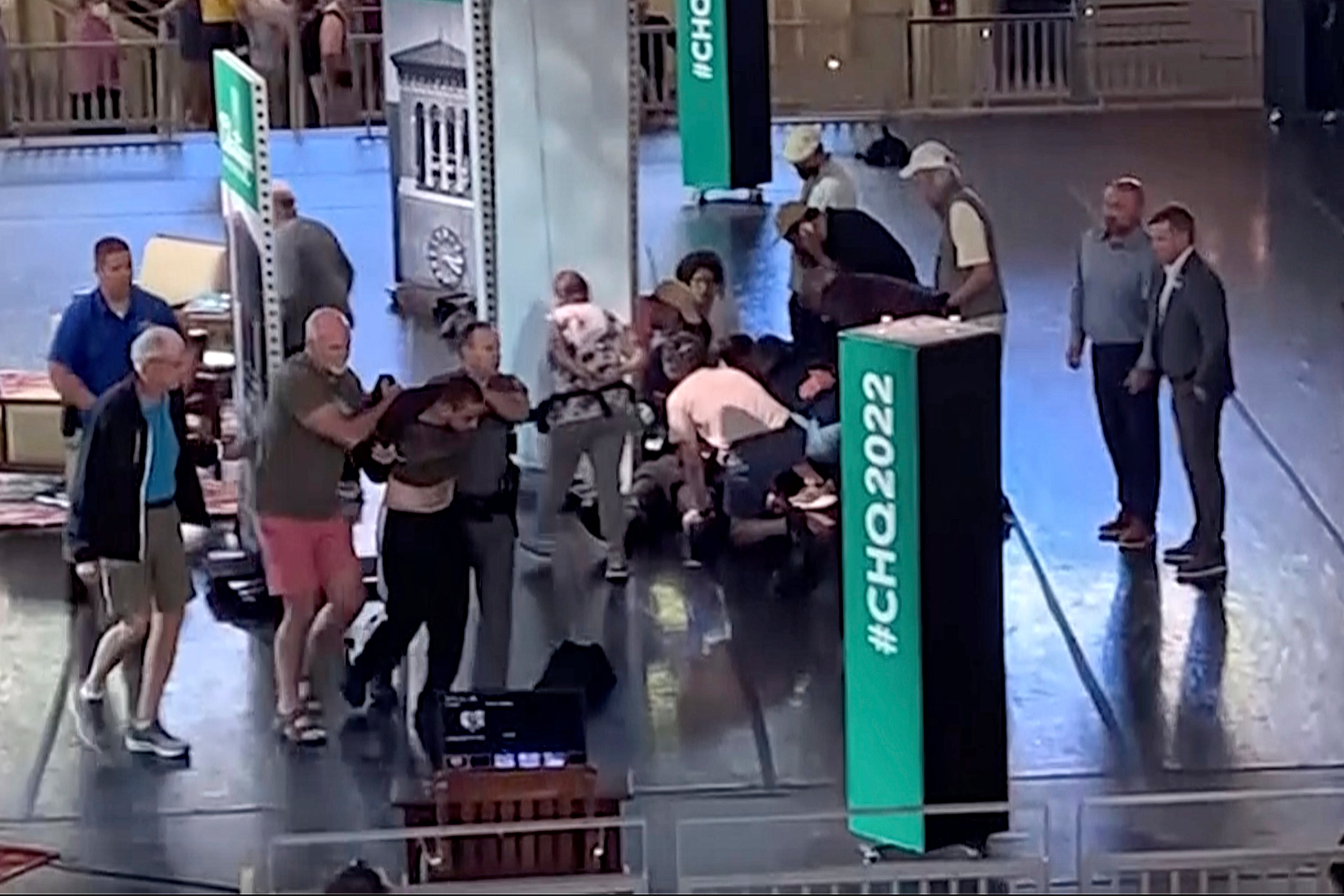 El momento en que Hadi Matar, de 24 años, es escoltado fuera del escenario mientras la gente atiende al autor Salman Rushdie (centro derecha), en la Institución Chautauqua, en Chautauqua, Nueva York, el viernes 12 de agosto de 2022 (Foto: AP)