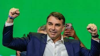 Flávio Bolsonaro se va de Brasil tras su derrota electoral