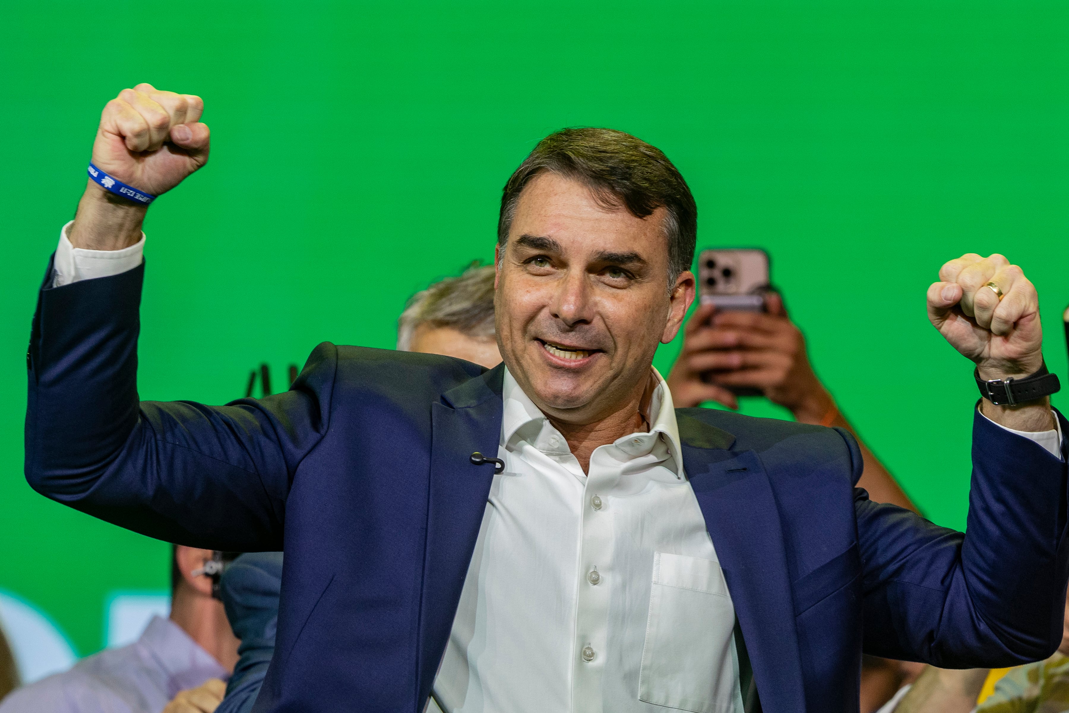 Flávio Bolsonaro se va de Brasil tras su derrota electoral