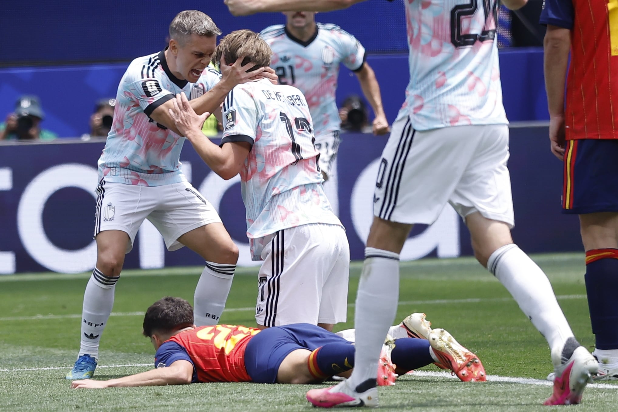De Ketelaere mete el empate. (EFE/CHRISTOPHER TORRES)