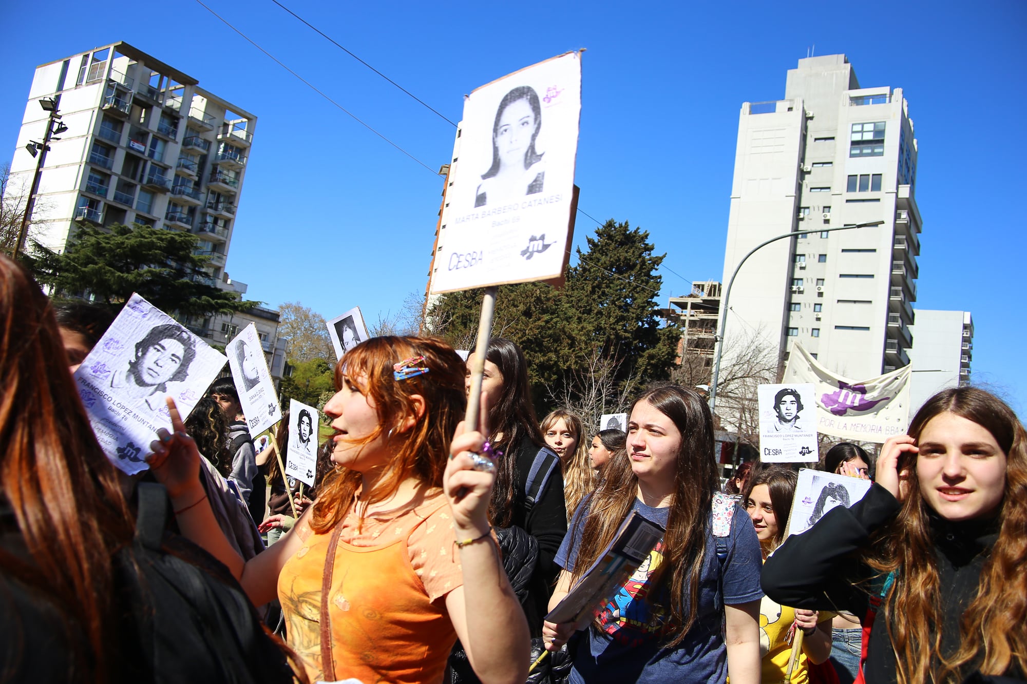 Cientos de jóvenes marcharon desde Plaza Olazábal hasta el Ministerio de Infraestructura, donde hubo un acto con música en vivo organizado por la UES y la FES