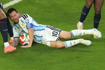 El golpe en la frente que sufrió Messi durante el partido contra Cabo Verde (AP Foto/Marta Lavandier)