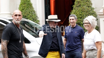 Vestido con un sombrero, saco