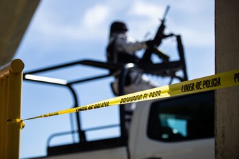 ZACATECAS, ZAC. 05JULIO2021.- Elementos de Guardia Nacional resguardan la escena del crimen en donde fue localizado el cuerpo de una persona sin vida a un costado de la carretera federal 45, en la comunidad de Cieneguillas. Alertados por estudiantes de la Unidad Académica de Agronomía de la UAZ, a unos pasos del lugar, indicaron que junto a un puente peatonal se encontraba cuerpo envuelto en una cobija. Esta mañana se han localizado 3 personas asesinadas en la capital zacatecana.
FOTO: ADOLFO VLADIMIR /CUARTOSCURO.COM