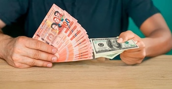 Aunque el dólar mantiene un tipo de cambio oficial de Bs 6,96 para la venta y Bs 6,86 para la compra, en el mercado paralelo su valor es mucho más alto por la escasez de oferta.