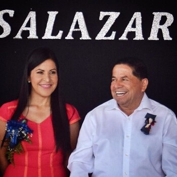 Leticia Salazar junto a su