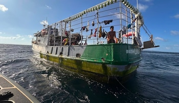Las Fuerzas Armadas anuncian más patrullajes navales tras el ataque a una lancha pesquera.