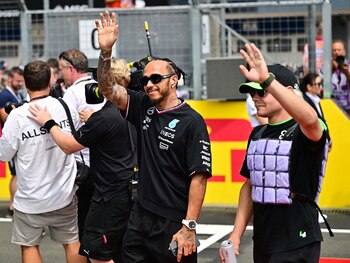 La amistad entre Valtteri Bottas y Lewis Hamilton fue una de camaradería y respeto mutuo, marcada por el apoyo constante dentro y fuera de la pista, a pesar de ser rivales directos en el campeonato de Fórmula 1 durante varias temporadas (REUTERS)