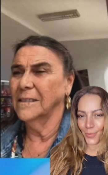 Captura de pantalla de un video con una mujer en primer plano a la derecha y otra mujer hablando de fondo a la izquierda