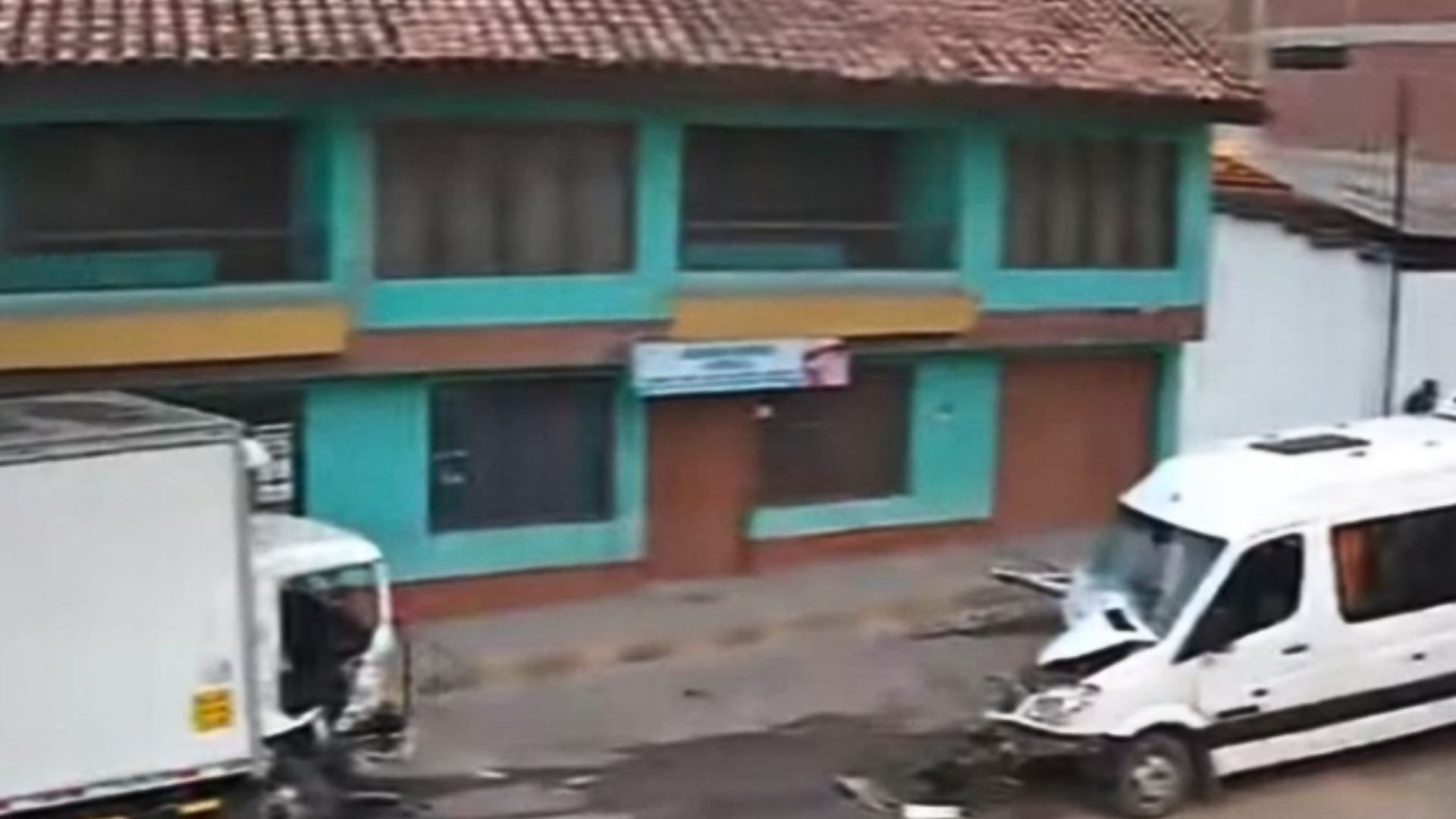 Un furgón y una miniván turística permanecen con la parte frontal destruida tras chocar en la vía Cusco-Urcos, en el distrito de Saylla. (Foto: Agencia Andina)