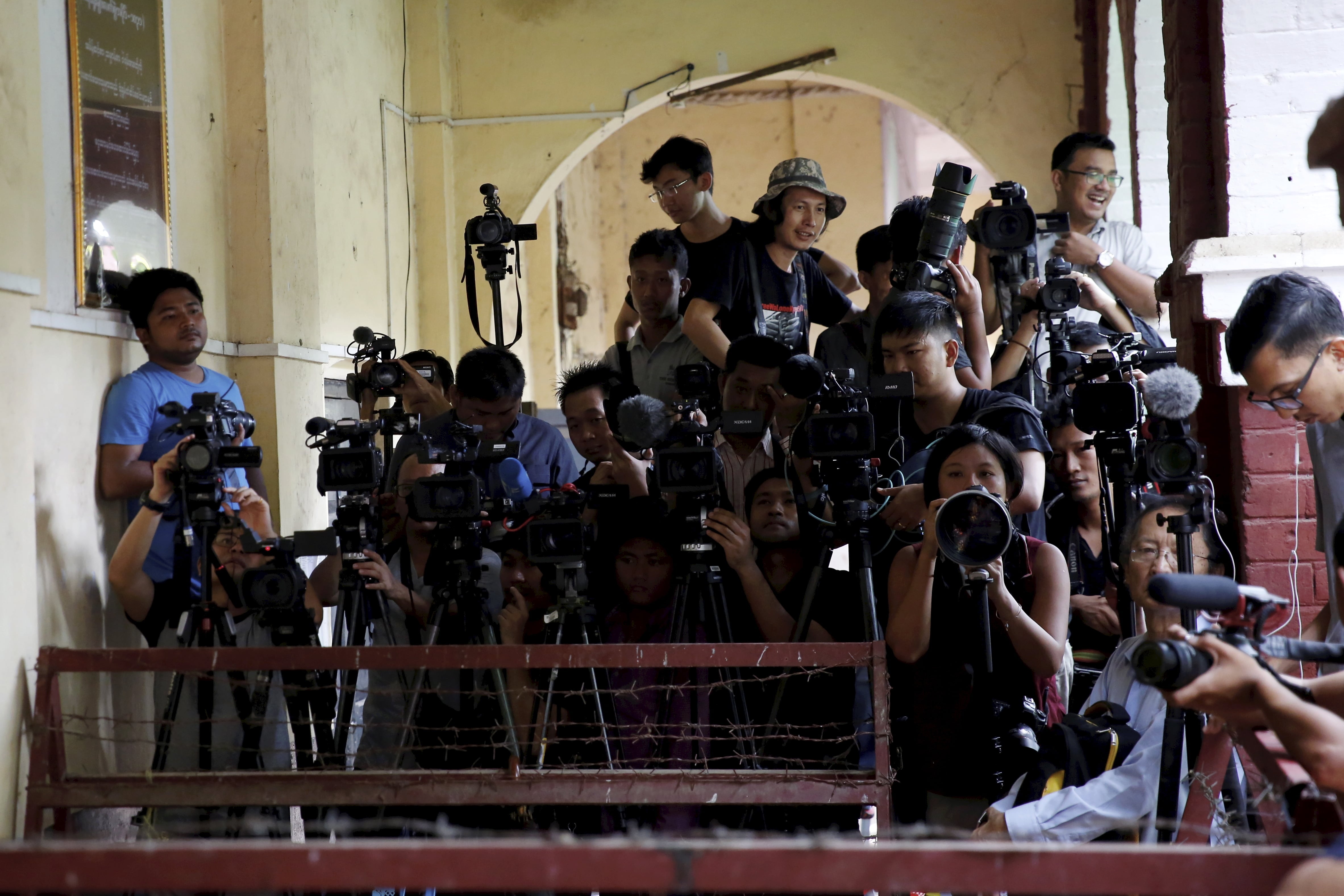 ARCHIVO: En diferentes partes alrededor del mundo los periodistas no están exentos de ser sancionados por diferentes tribunales penales. (EFE/EPA/LYNN BO BO)