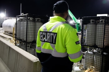 Un vigilante de seguridad trabajando