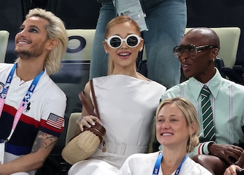 Ariana Grande y Cynthia Erivo vitoreando a las gimnastas desde las graduaciones de los Juegos Olímpicos 2024
REUTERS/Mike Blake