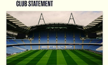 Texto que dice CLUB STATEMENT ubicado sobre una imagen de un estadio de fútbol con tribunas azules vacías y campo verde