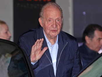 21/08/2026 El Rey Juan Carlos.
Lo adelantó la periodista Mariangel Alcázar en 'La Vanguardia' y ahora lo confirma Europa Press con unas imágenes exclusivas que no habían visto la luz hasta ahora: el Rey Juan Carlos ha viajado a Barcelona para dar su último adiós a Josep Cusí y arropar a su viuda y a sus hijos en este complicado trance en el que comparte su dolor con su familia, ya que el armador del 'Bribón' fue uno de sus amigos más fieles y leales desde que se conocieron en los 60, formando un tándem inseparable en regatas, viajes y momentos personales durante décadas.
POLITICA EUROPA ESPAÑA SOCIEDAD