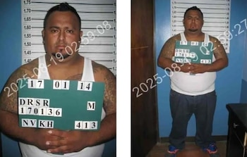 Dos fotos policiales del mismo hombre con barba, bigote y tatuajes, en camiseta blanca, sosteniendo una placa identificativa frente a una escala de altura