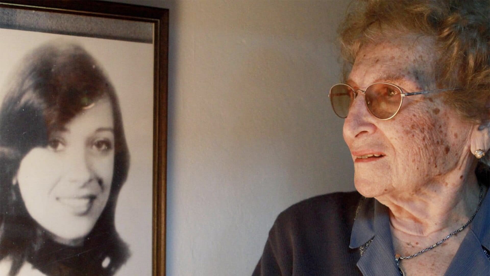 Rosa Roisinblit junto a un retrato de su hija Patricia, desaparecida durante la última dictadura (Abuelas de Plaza de Mayo)
