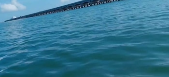 La mancha de hidrocarburo se sigue extendiendo frente al muelle de Progreso.
Crédito: Sol de Yucatán