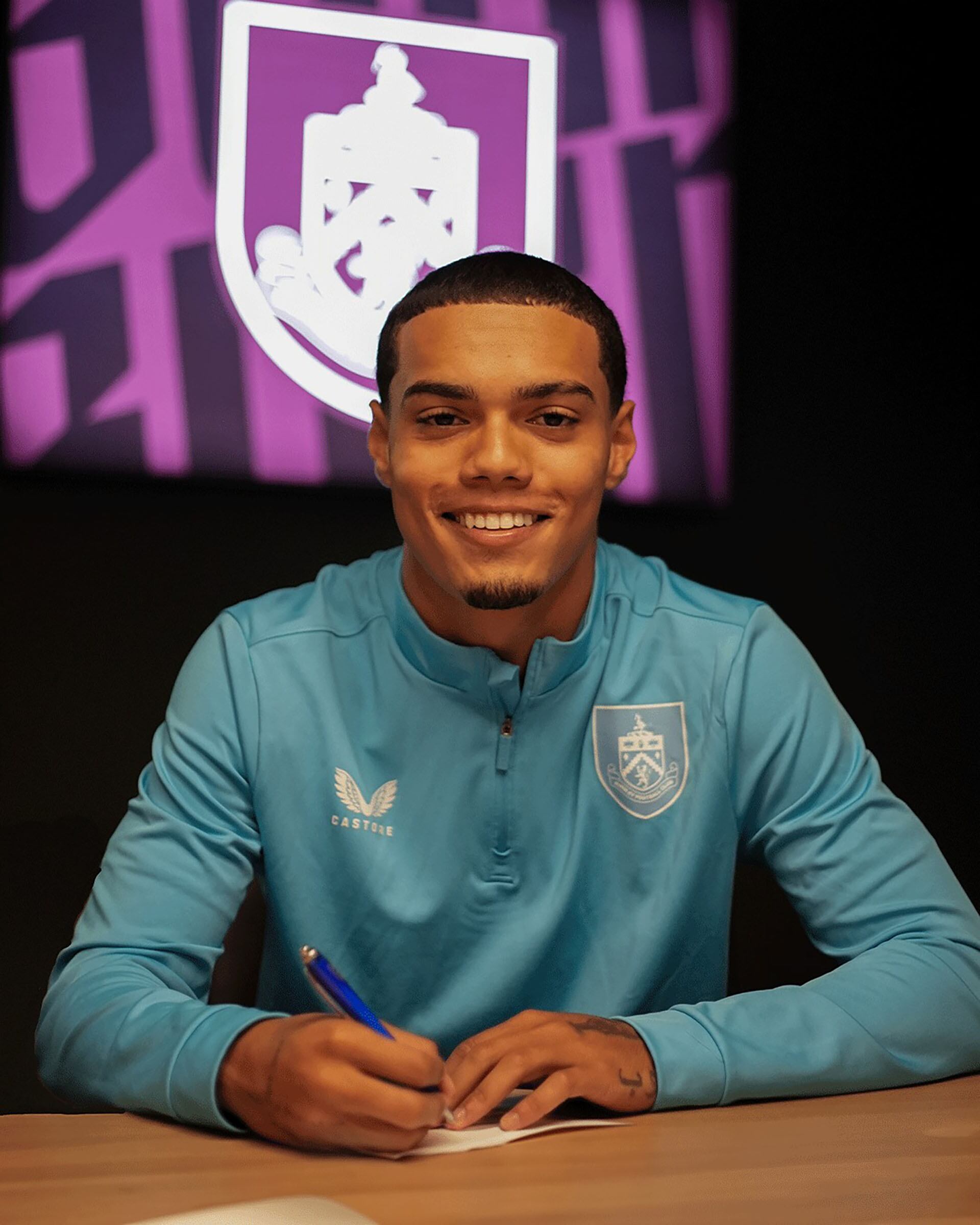 Había firmado por el Burnley en 2023 (Instagram)