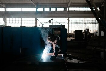 Un operario suelda parte de