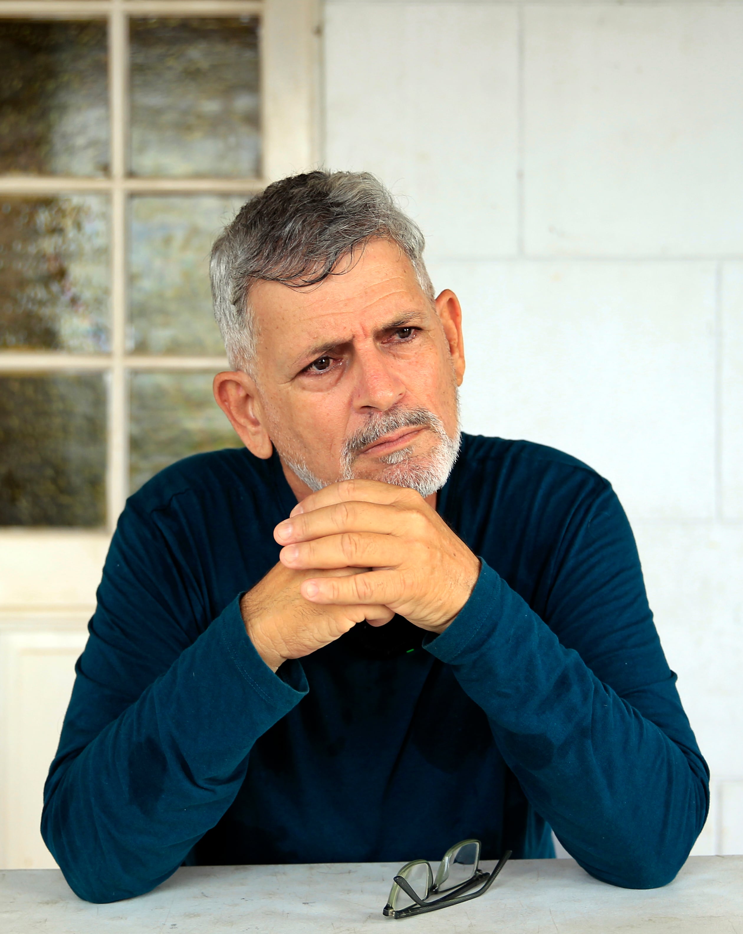 Fotografía del 1 de octubre de 2026 del actor y director cubano Omar Alí hablando durante una entrevista con EFE en La Habana (Cuba). /(EFE/ STR)