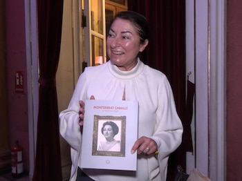 09/10/2026 Montserrat Martí se emociona al recordar a su madre, Montserrat Caballé, y desvela las dificultades para crear su museo.
El legado de Montserrat Caballé continúa muy presente entre quienes la conocieron y admiraron su extraordinaria trayectoria artística. La soprano, fallecida el 6 de octubre de 2018, ha vuelto a ser protagonista con la presentación de 'Por Montserrat Caballé', un libro que recoge diferentes momentos de su carrera y permite descubrir nuevas facetas de una de las grandes voces de la lírica. El Real Círculo Artístico de Barcelona ha acogido este acto tan especial, que ha contado con la presencia de su hija, Montserrat Martí, y de su sobrina Montse Caballé Claus, acompañadas por sus respectivos maridos y por Carlos Caballé, hermano de la artista.
EUROPA ESPAÑA SOCIEDAD