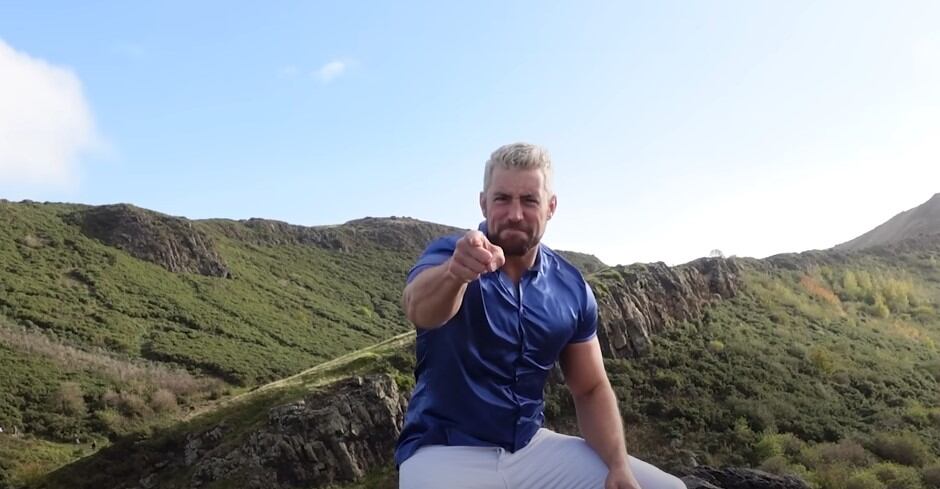 Joe Hendry se gaño el cariño del público con su canción. (Captura de pantalla)