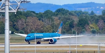 El Boeing 787-9 de Vietnam Airlines aterrizó en Múnich con cuatro neumáticos dañados y marcas de rozamiento en el fuselaje