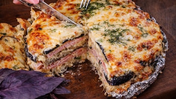 Pastel de berenjena al horno con jamón y queso, una receta sencilla que se puede preparar a cualquier hora
