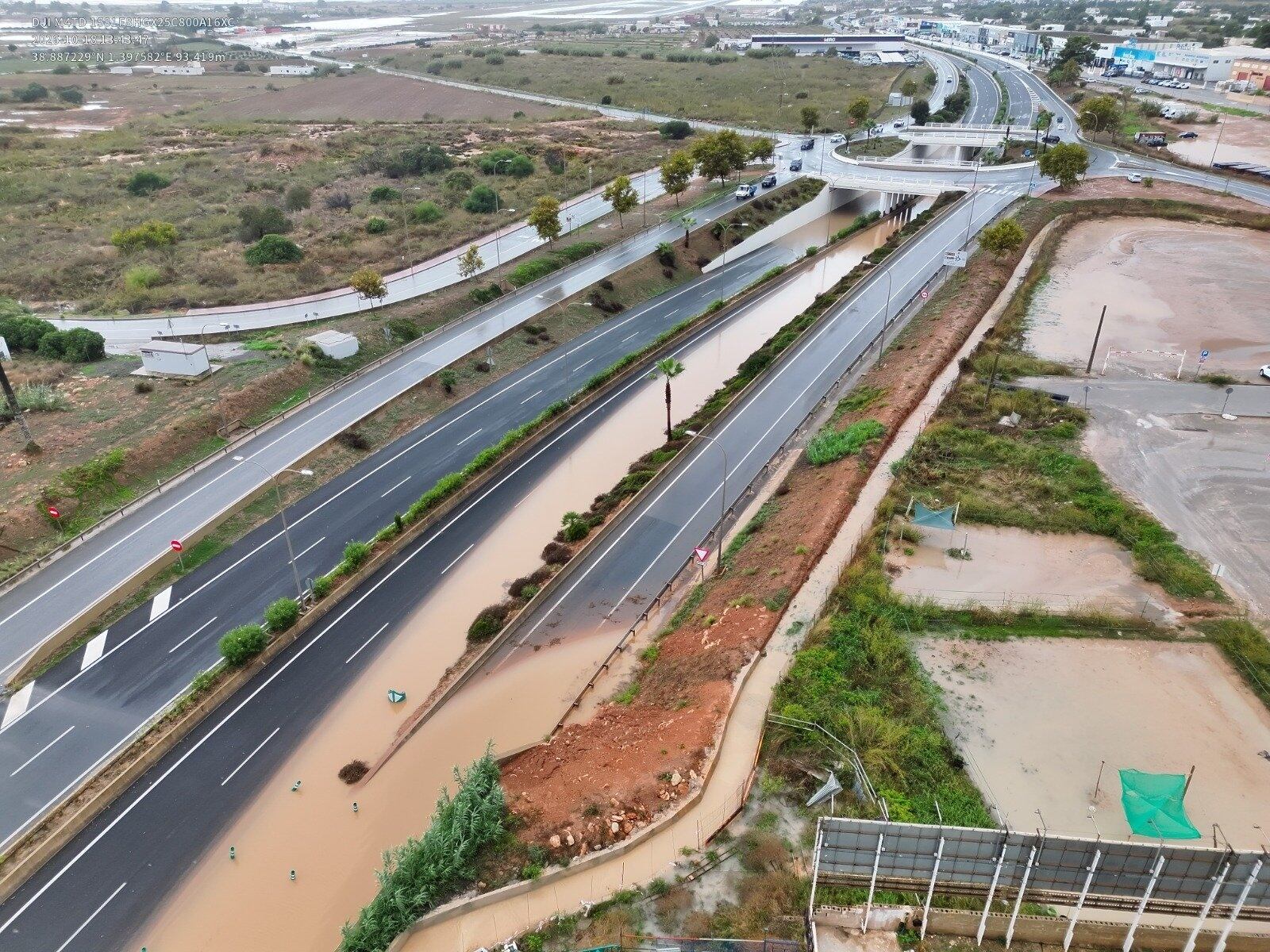 Carretera del aeropuerto de Ibiza, inundada por las lluvias de la DANA Adam. (Europa Press)